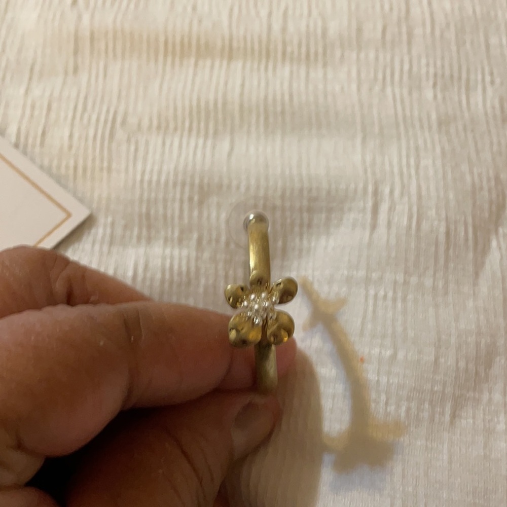 Canvas Goldtone/Silver Accent Earrings! - Picture 2 of 6